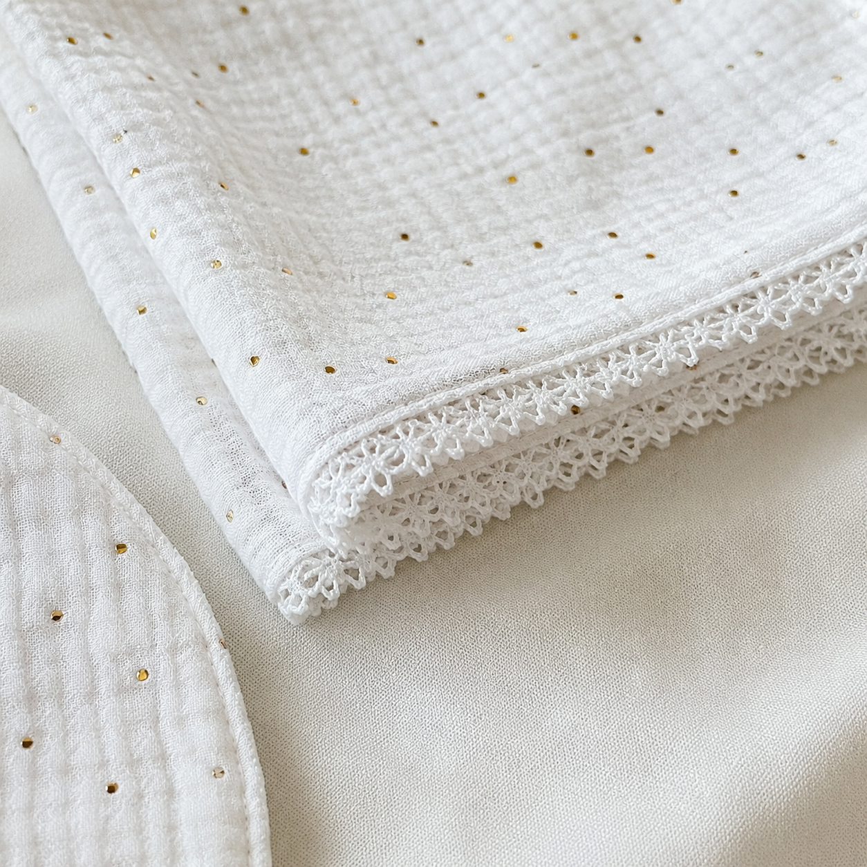Conjunto de Musselina para Bebé — Branco com Pontos Dourados | Feito à mão